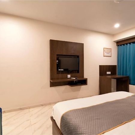 Hotel Royal 24 아흐메다바드 외부 사진