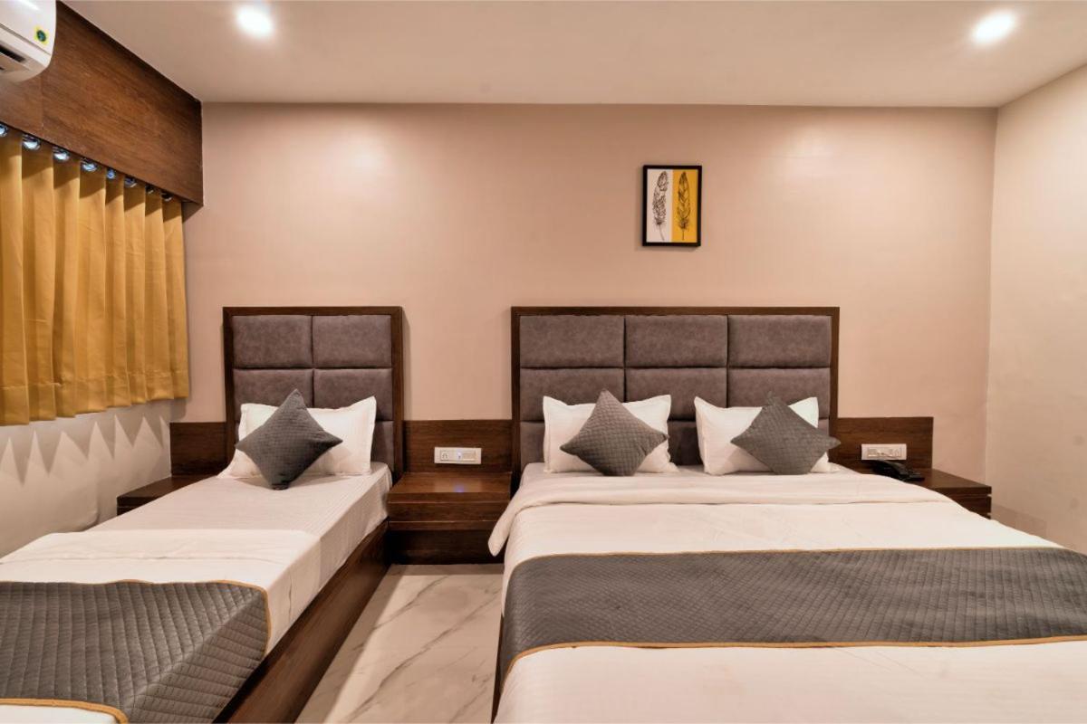 Hotel Royal 24 아흐메다바드 외부 사진