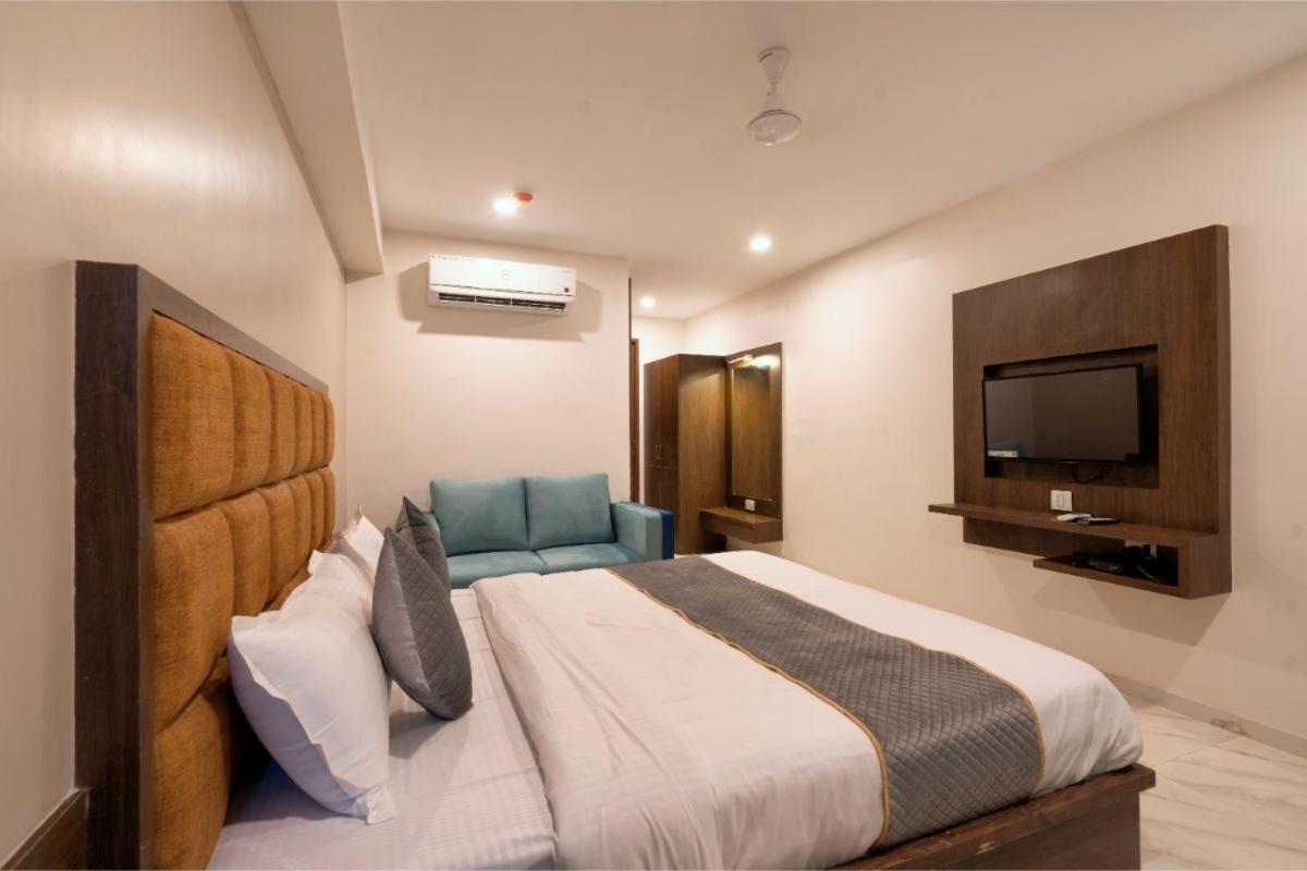 Hotel Royal 24 아흐메다바드 외부 사진